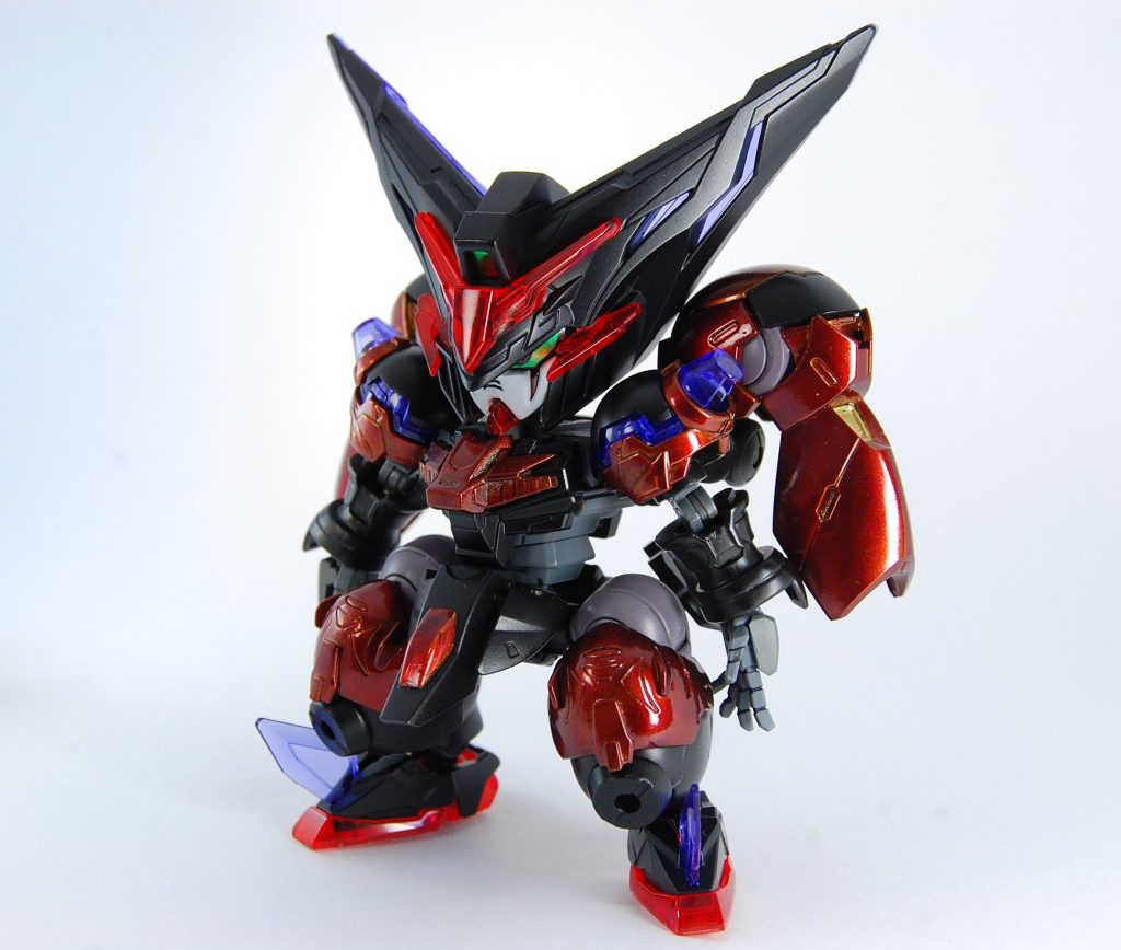 　赤部分はスターブライトブラスにディープクリアレッドでキャンディ塗装。元々は金下地にクリアブラックでセミハイパーモード的な表現をしようと思ってたアイデアをこちらに流用しました。黒部分は黒サフと成型色に半光沢コートです。　頭身は元キットと同じで高め。立ちはガニ股で固定です。素立ちの見映えよりも動いたときにキャラクター性を存分に発揮できることを優先しています。現実問題塗装剥げに怯えず何十種類ものポーズをつけれるクリアランスを考えてこれくらいの頭身バランスとなりました。