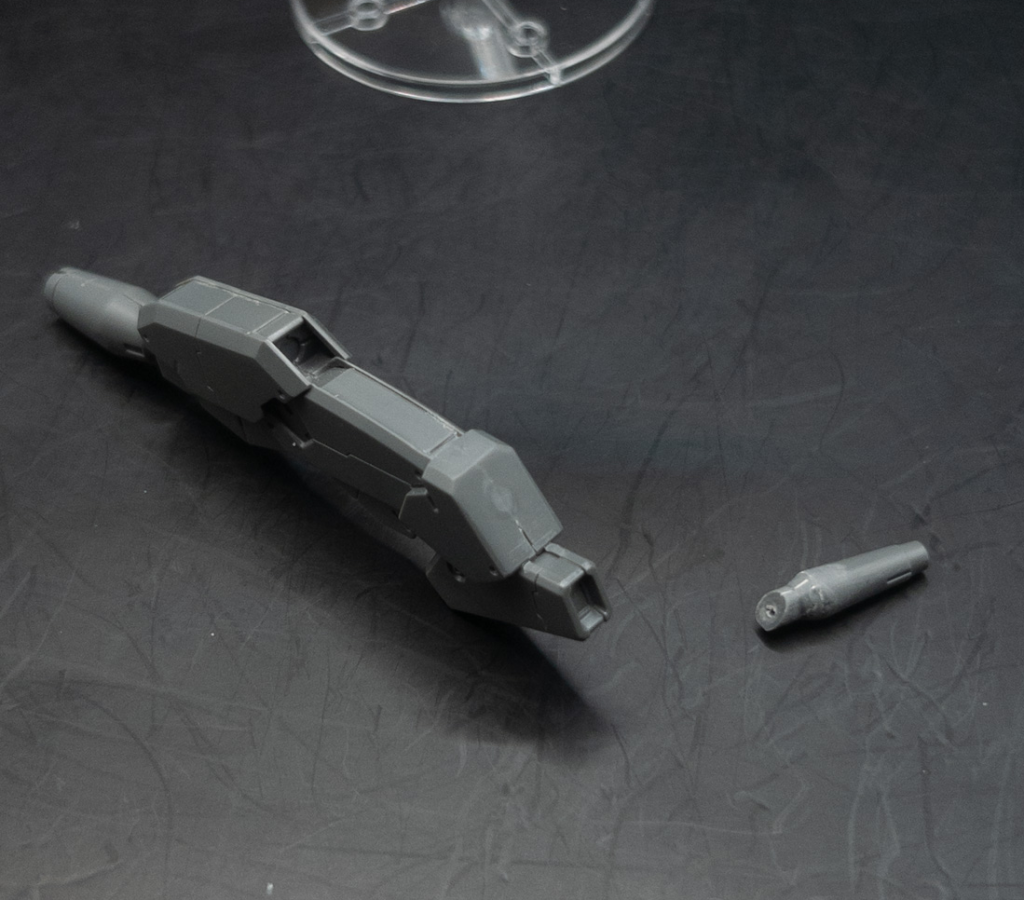 あれ？ライフルの画像は？って思った方は鋭い勘のいいユーザーから消されるのは世の常ですよ？😎合わせ目消しした後にどうにも銃口付近のヤスリがけが面倒だと思い、銃口の根元から切断気持ちよくやすれると思ったのも束の間銃口側の接着面が思った以上にグチャグチャになっていたためそのまま放置🫠今回も反省点を踏まえつつ備忘録アレ（キャンディー塗装）は良いものだ今回からトップコートもアクリジョンでやってみた（それまでは缶でやってたけど空き缶の処分面倒なので...）アクリジョンのクリア（艶あり）は塗料と薄め液の比率は 1 : 1 くらいがちょうど良いアクリジョンのクリア艶消しは曲者だ希釈は 1 : 2 くらいでちょうど良い（ 1 : 1 ではハンドピース詰まってしまう🙄吹いたパーツが白くなる？合わせ目消しが難しいパーツは最初からぶった斬る🗡🗡🗡いつも いいね、コメントくださる皆様に感謝しつつ次回作も頑張るぞい💪