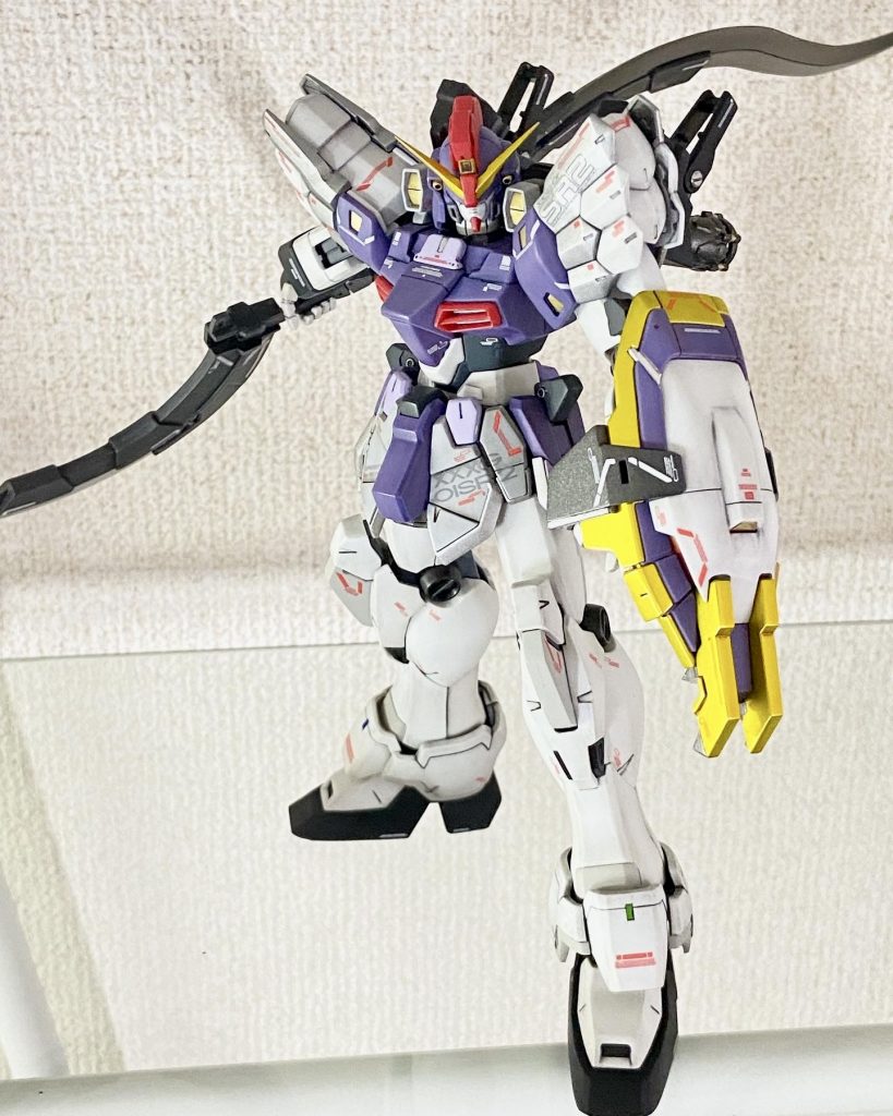 ツインブレードとシールド。フロントアーマーを跨いだマーキングがオシャレポイントです。