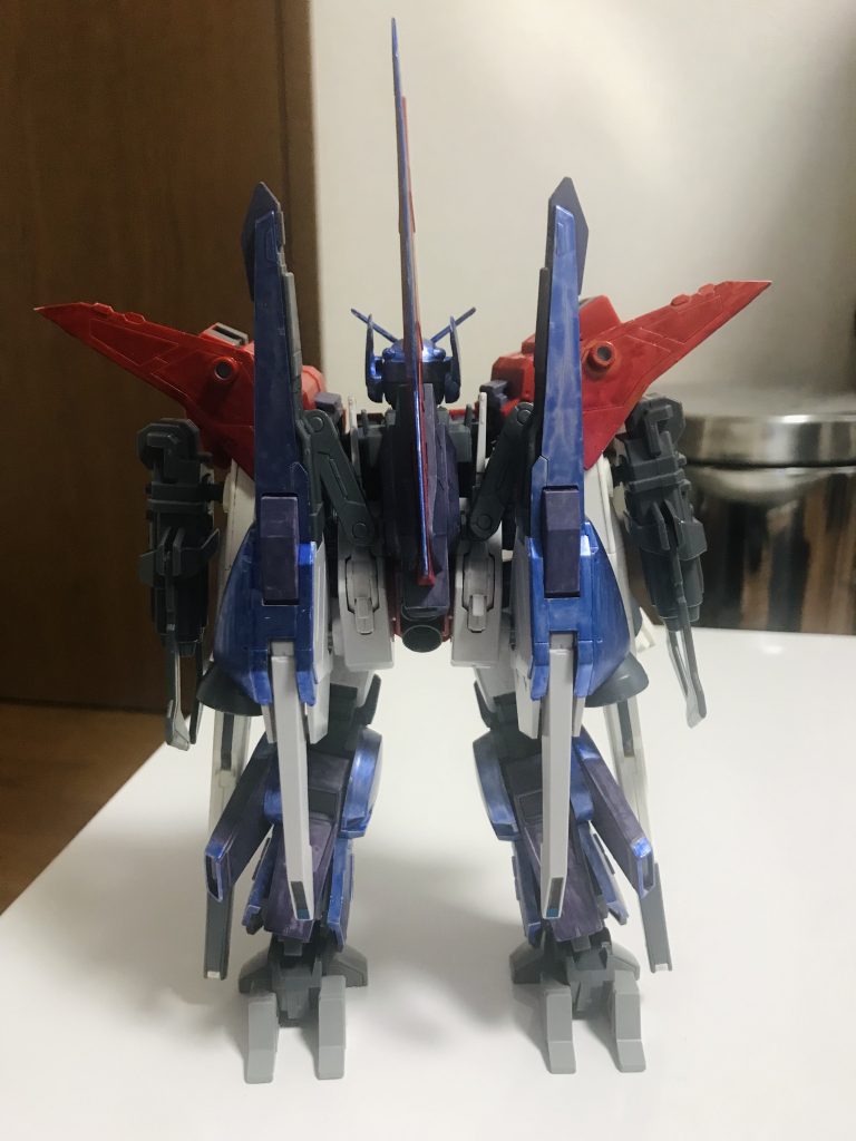 バックパック中央はリフレクトバインダーユニットザ・ノーザンポッドの基部と左右のウイングで構成サテライトシステムで補給したエネルギーの蓄積と必殺技発動時における放熱板の役割を果たしている腰部にはシルヴァ・バレトの大型スラスターも装備ビームカノンやミサイルポッドもそのまま使えるがスーパーマイクロウェーブの受信時に無防備となる背後への迎撃に用いており積極的には使用されない