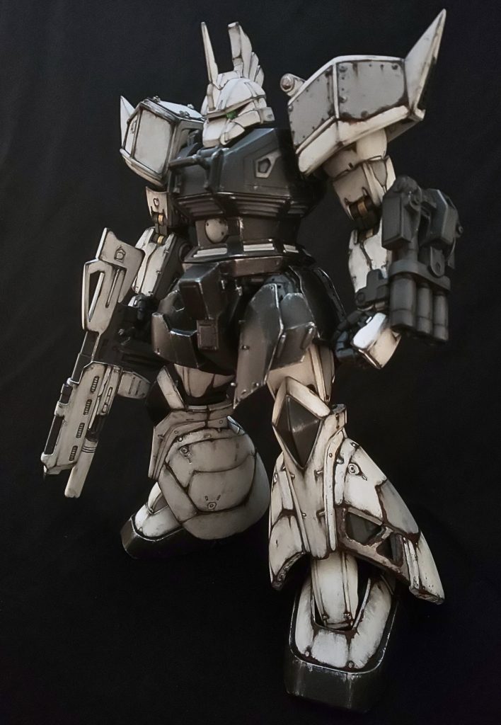 ベースはシャア専用ゲルググVer.2.0。延長、幅詰めでプロポーションを旧MGに近づけています。破損した箇所はかなり雑に装甲板が取り付けてある感じです。これは傭兵であちこち飛び回り各地で出会うメカニックに修理してもらう為、改修箇所に統一性が無いと言うイメージです。ギラ・ドーガのビームマシンガンを装備。下部にグレネード用マガジン追加。左腕の三連ガトリングも大型化してディテール追加してます。