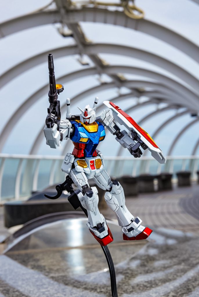 「バカな!コロニー内部で撃ってくるのかっ!」