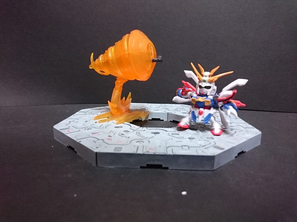 ワゴン売りされていたLBXのエフェクトパーツを何となく買ったのですが、長いこと使い道がなく積みプラしていたのですがピンときてつくってみました。そのままくっつけると下を向いてしまうので台座を作るのが唯一の改造です。