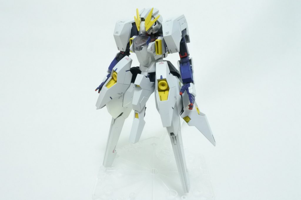 胸部はパーメットスコア4相当の赤色に塗装しましたが、クリアパーツ内側を接着時に曇らせる痛恨のミス。