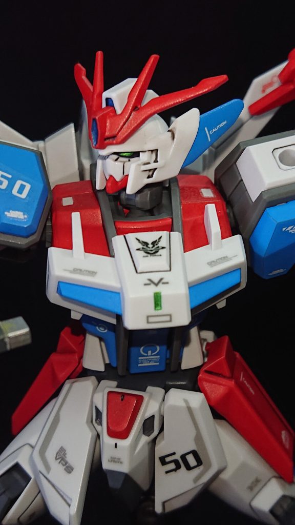 頭部は初期案だとストライクのままだったのですが、製作中に載せる投稿用の写真を撮っとた際になんだか違う気がして急遽ウイングガンダムゼロ炎の頭部に変更してみました後ろに伸びる翼のようなパーツがより鳥らしさを引き立ててくれる気がしています