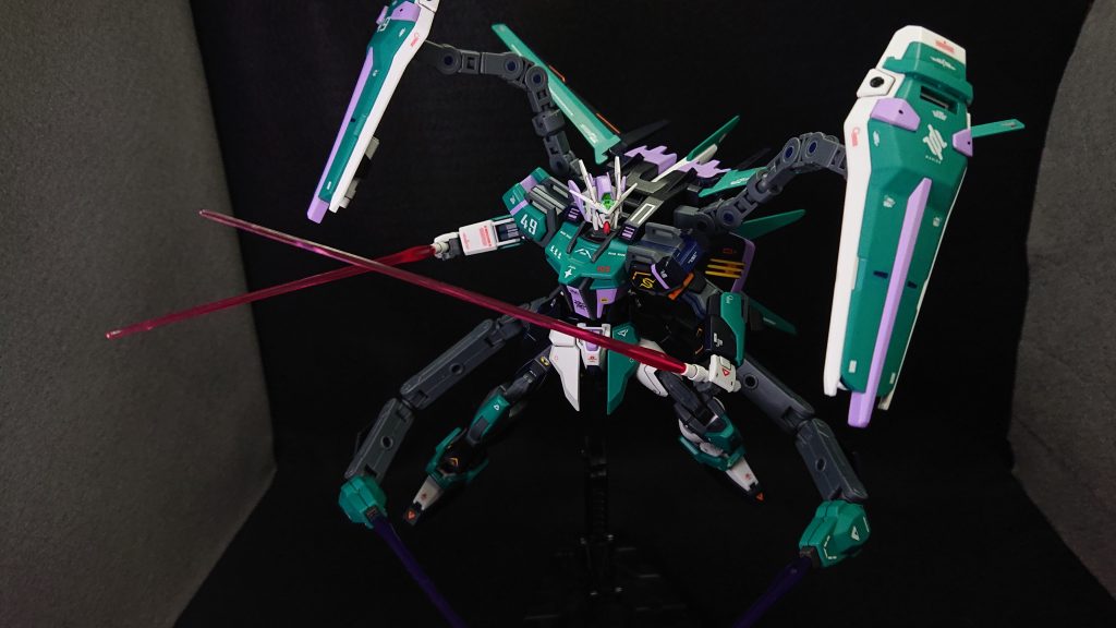 機体名の“へクス”はギリシャ語で“6”という意味ですビームサーベル6本持ちから連想してみたのですが、自分の学とセンスでは数字の6以上のモノが出てきませんでした💦