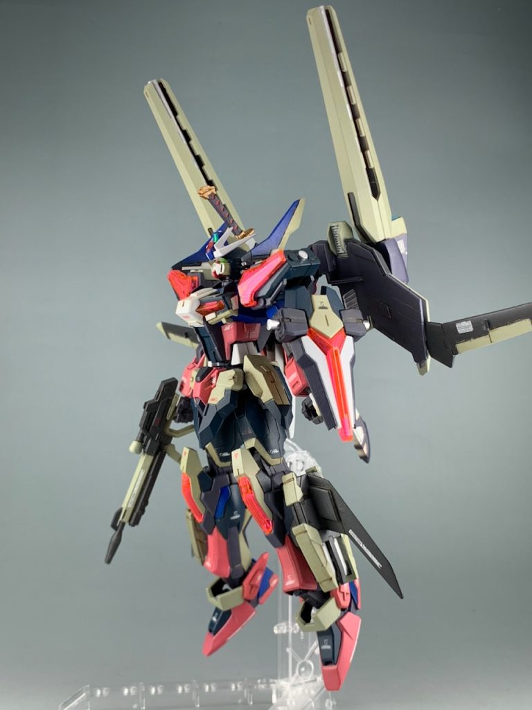 今回は水性塗料を使ってみたいこともあり、塗装はほとんど水性塗料を使っています。筆塗りです。カラーリングはセイラマスオさんのデスティニーガンダムを参考にしています。