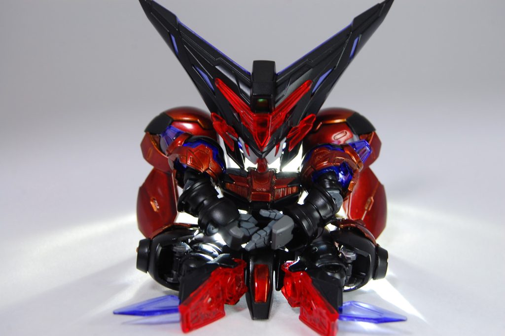 　ベースは典韋マスターで、腿とその受け軸はハインドリー、膝アーマーはバルバトスルプス、バックパックはミカエリスの肩とベギルペンデの腿アーマーにアスタロトの足裏を裏打ち、フロントアーマーはシュバルゼッテです。元の武者っぽい意匠のあるところは削りつつ創傑伝のモールド感は活かす方向で。各ボールジョイントの受け穴は動かしたい方向に少し削っています。腕はF91の腕関節を入れて曲がるように。肩回りは無加工なので上半身は総じてあまり動きませんが、かえって下半身の可動でどれくらい表情付けが豊かになったかがわかりやすいかと思います。