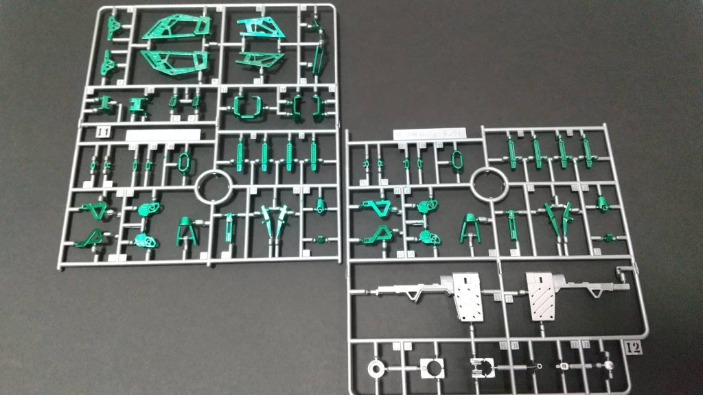 今回も、ランナーから【切る前に塗り！】ルミナスメタグリーンガンダムシルバー