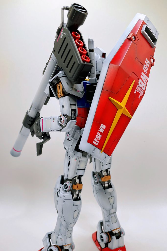 バズーカの弾は、ニューガンダムぽく赤にしちゃいました。弾が外にチラ見してると、赤く塗っちゃいます・・・