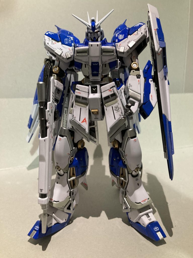 カラーリングはモデル準拠。写真が下手くそ過ぎて分かりにくいですが、塗り分けでガルグレーを使っています。白のみ艶消し、他はフレーム含め光沢。パーツ多すぎて死ぬほど面倒くさかったです。