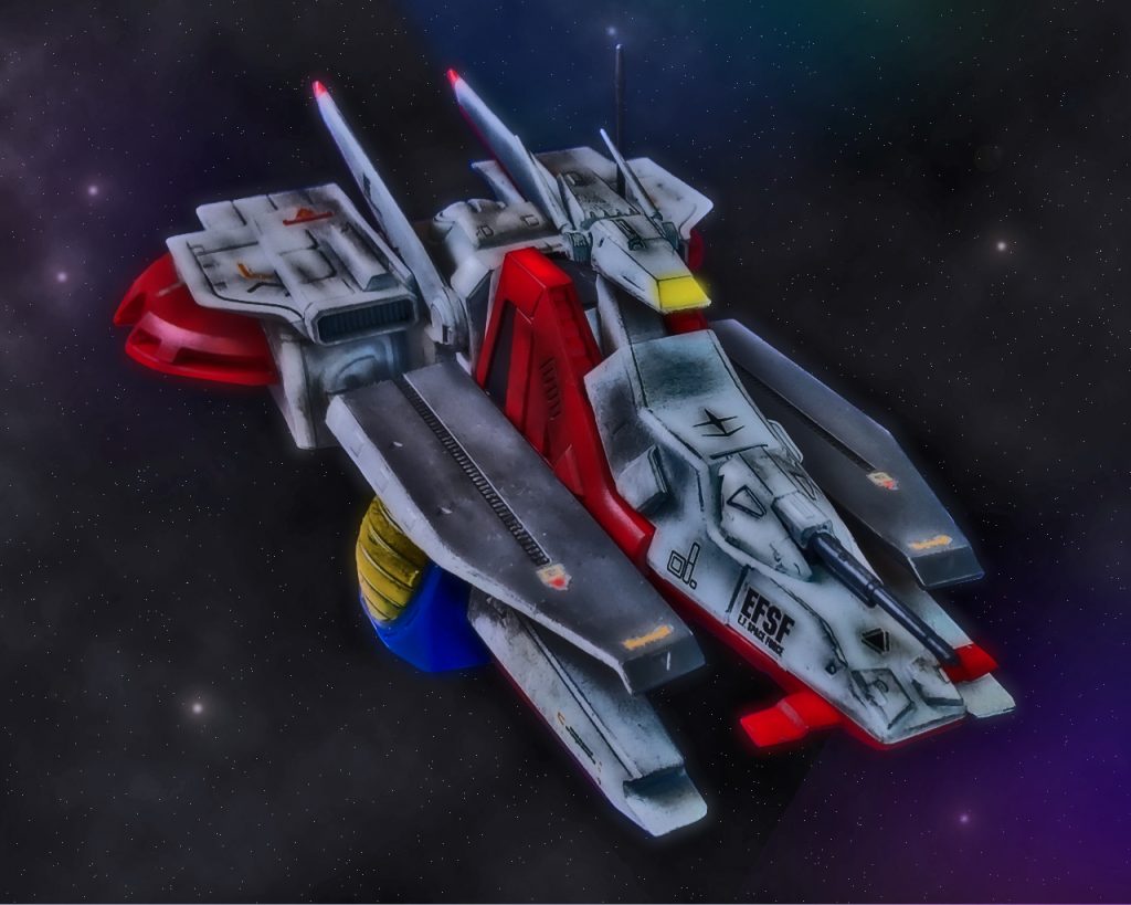 「ルナツー司令部は何を焦っているのでしょう?」副艦のレイは艦長のイズモに問う。「さあね。試験隊のうちらにまで出ろって事は余程何かあるんじゃない」「…………」サラミス級リヴァプールからの救難信号をキャッチしたホワイトユニサスは第3種戦闘配置で待機していたが、ルナツーから緊急で出撃命令が下りた。ホワイトユニサスは民間人も乗っている事から艦は前線に出さず、MS隊のみ迎撃に向かう事となったが本来はそうそう起こりえない事態である。「何より暗号電文の所属不明機ってとこが腑に落ちないんだよね、敵戦力も分からないんでしょ。まあジオンなんだろうけど上からの命令だから仕方ないか?」「ええ」「ビンソン計画も進んでるみたいだから、地球上空は何とか制空権を保ちたいんだろうね」イズモはもっともらしい事を言いつつも、その瞳の奥は何かを見据えていた。