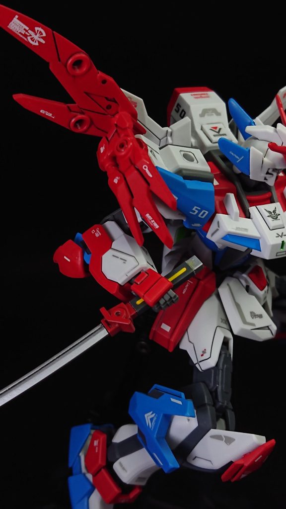 今回のお気に入りポイントは“肩の追加アーマー”です元々は腰部に付けるパーツらしいのですが、始めて見た時からどうして肩に付けたくて色々な接続方法を試し、今回の形に落ち着きましたw今回使用したフライトアーマーのパーツの中で一番鳥らしいパーツですねwこれまでのストライクと比べるとだいぶシンプルな仕上がりになりましたが、30MSとのミキシングや膝のアーマー追加、機体カラーでのスカイブルーの使用など初めての試みが多い機体となりましたストライクのミキシング改造を50機も作っていながら、まだやっていないことがこれほど残っていたとは…マンネリ化しないよう初心を忘れないようにしないといけませんね💦ガンプラの沼はまだまだ深そうですwでは、最後までご覧いただきありがとうございました