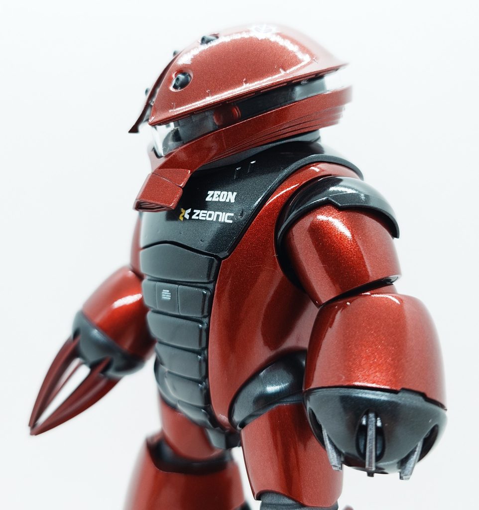 胴体の合わせ目処理をした後に全塗装で製作しました。光沢部とつや消し部を共存させる為、部品毎にトップコートまでして完成させました。赤、黒の光沢仕上げにはまってしまい。なんでもこの色にしたい欲求にかれる今日この頃です(zaku-kao4)