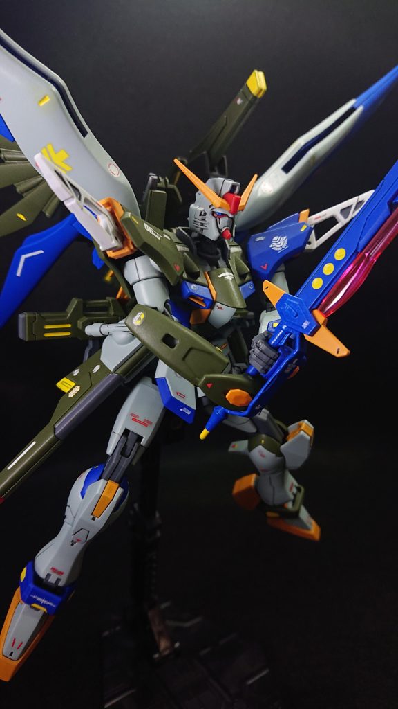 今回のお気に入りポイントは“機体カラー”と“改造案の立体化”です機体カラーは今回特に手応えを感じた部分です当初はグレー系の色でまとめて試作機風にしようかとも考えたのですが、それではイマイチインパクトに欠けるかなと考えなおし近接機、砲撃機それぞれの色を混ぜることによって個性を出してみましたｗ自分は青と緑を合わせることがあまりなかったので、今回新しい発見と挑戦ができたことにかなり満足しています次に、ご提案いただいた改造案を自分なりにですが形にできたことが地味に嬉しかったですねｗ自分はストライクばかり作ってしまう傾向があるので、こうやって別の機体にふれる機会をいただけてとても新鮮な気持ちで制作に取り組むことができました私生活が忙しくなり、しばらくガンプラに触れていませんでしたが、おかげで楽しく作業ができましたｗ生活も少しずつ落ち着いてきたので、投稿の頻度を戻していければなと考えていますでは、最後までご覧いただきありがとうございました