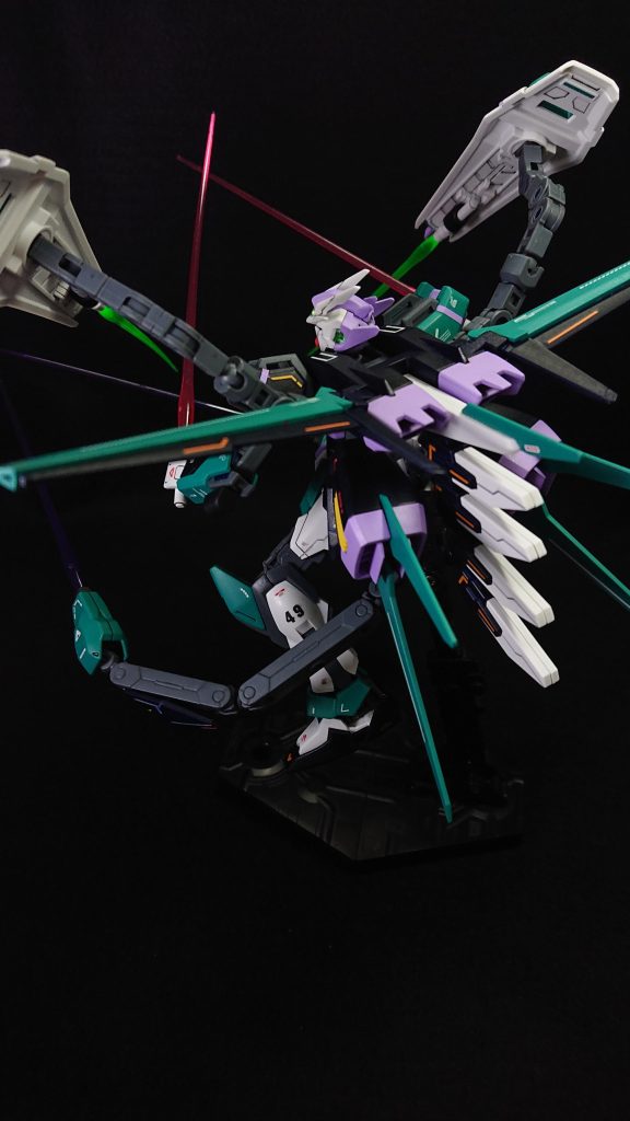 今回のお気に入りポイントは“エールストライカー”ですウイングのパーツ分割が塗装もしやすくて良かったです！他にもビームサーベルの黒いマウントパーツが3mm軸になっていたり、予備のエネルギーパックが増設できたりと、HGのエールストライカーもオプションパーツセットと同じ仕様になればいいのにと思ってしまいますｗ特に今回は予備のエネルギーパックが自分には刺さりました！ビーム兵装主体の今回のストライクにはエネルギー問題が付いて回るのですが、その問題を魔改造とかせずにしっかりとした理由で解消できたことは大きかったと思いますあと単純に塗装した仕上がりが「いいな」って感じましたｗ久しぶりのストライク制作でしたが、カラーリングも相まってかなり良いデキになった思いますでは、最後までご覧いただきありがとうございました