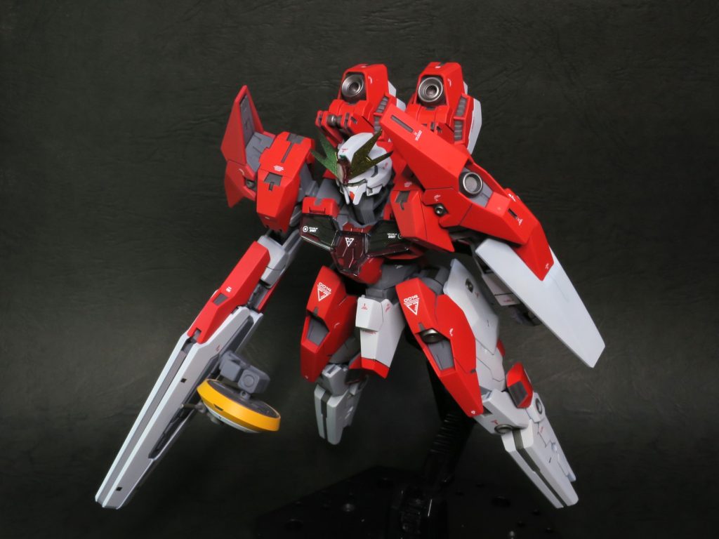 背部にもブースターユニットを装備。これもエスポジットのパーツです。可動し、角度がつけられるようになっています。