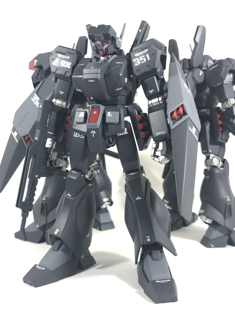 隊長機（機体No.351）アサルト仕様。武装はNT-1アレックスのライフルを装備。A型をベースにガンダムのフロントアーマー、クゥエルの肩、マークⅡのバックパックを配したカスタム機になっております。