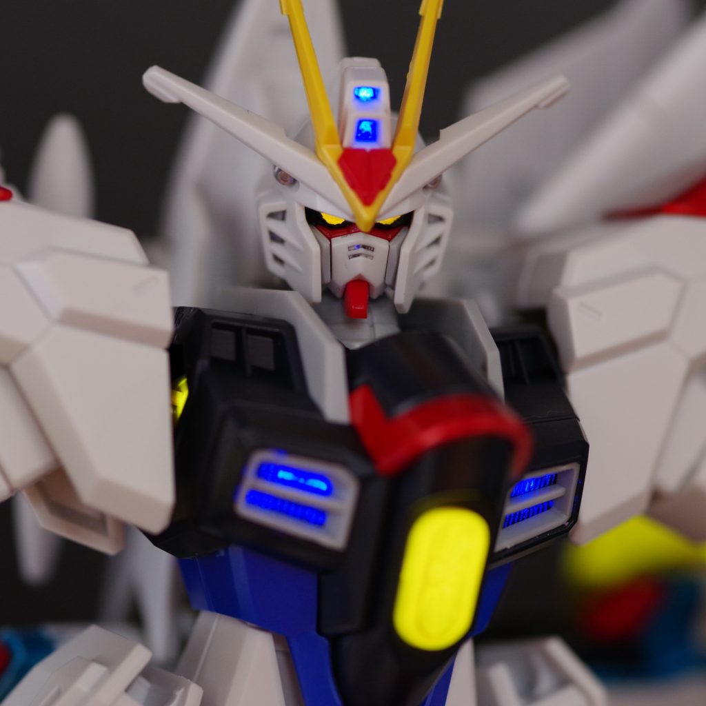 ツインアイはシールでなく塗装してみました。ツインアイが完全独立していた水星キットと違って難しい・・・アップで見るとヘタですねぇ。