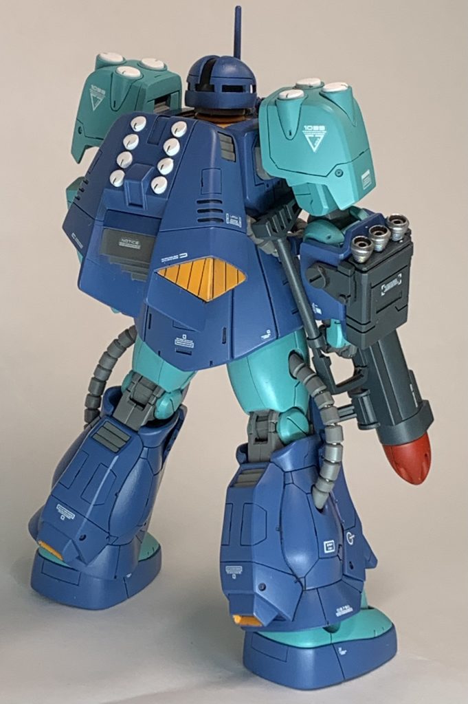 背面です。意外と細かい塗り分けが多くて苦労しました。バックパックのミサイルは塗り分け出来る気がしなかったので、くり抜いてプラ棒で作り直し、塗装してからはめ込んでいます。塗り分けしたく無い都合似たような工作がちょこちょこあります。