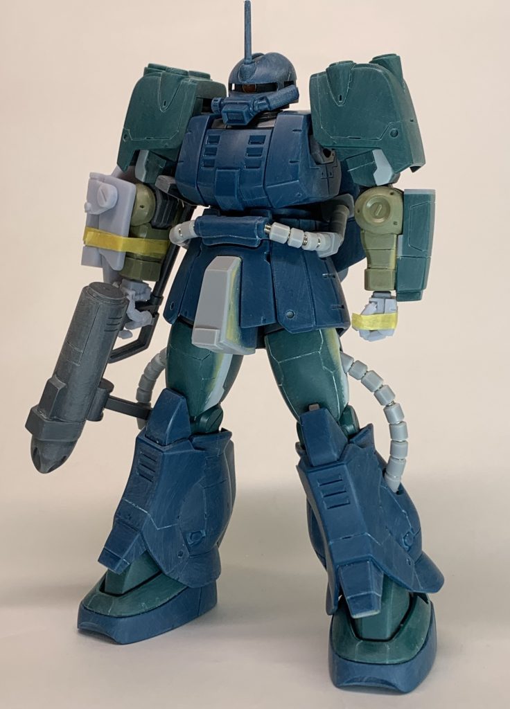 サフ前です。本来こういった写真は(面倒なので)撮らないのですが、皆さんの作品の塗装前の状態から加工の仕方を参考にする事があるので、お返しです。ガンダムUCに出てくるMSのスタイルは上半身を小さく、下半身を大きくすることを心がけています。主な改修は以下の通り。・頭を上下で詰める。・前腕をオリジンザクに差し替え。(オリジンザクキャノンの余剰パーツ。なんで、あの子の腕はザクのまんまなんだ。)・ふんどし周りをF2っぽく。・足首の関節を、2mm延長。・全体的にオリジンザクを意識してスジボリ。・パイプはいつも通り自作。
