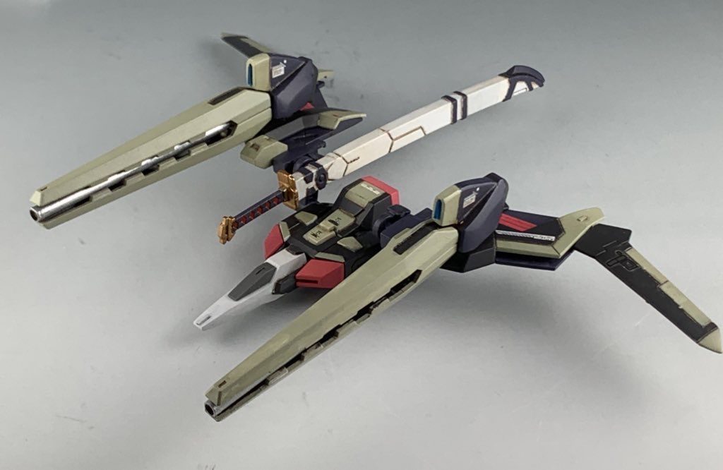 キットを元にオリジナルのストライカーパックを作りました。G-アルケインの腰につくウイングパーツを半分にし、左右につけてます。あとはビーム砲、日本刀を追加しています。