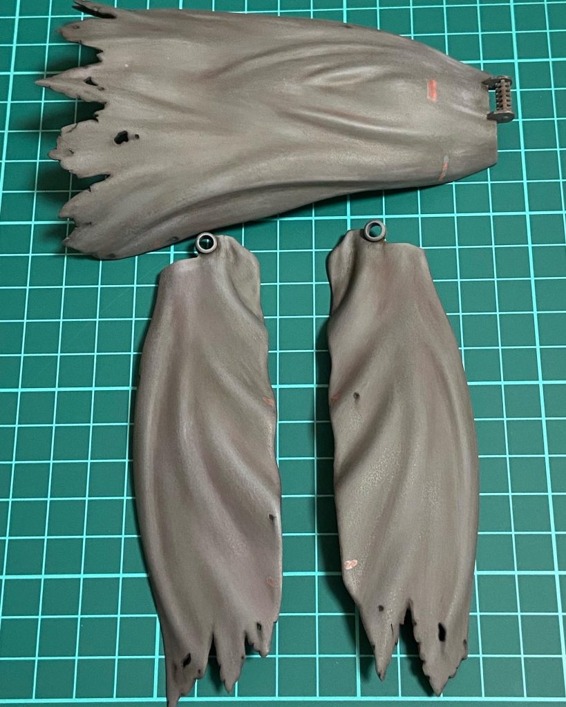 マホガニーサフ→艶消しクリアーをスプレー後、ウェザリングカラーのマルチグレー・グランドブラウン・レイヤーバイオレットを重ねていき、ウェザリングマスターのススでシャドー、ホワイトでハイライトといった具合に表情を付けています。