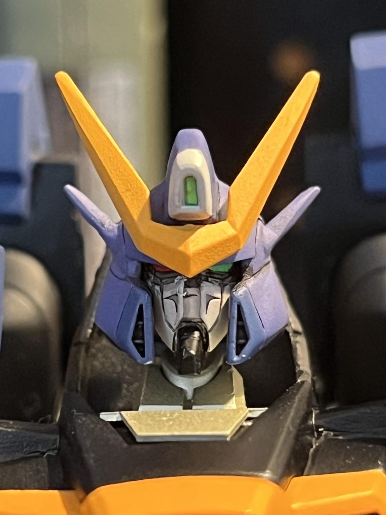 右目はミサイル誘導レーザーを照射可能。