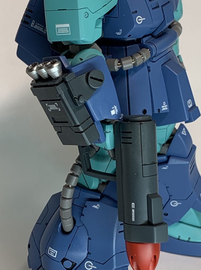 小説版ガンダムUCに合わせて右腕にデザートザクのロケット砲を装備させています。3Dプリンタで出力してます。ディテールの起伏が大きく出ない傾向があるので若干盛り気味でモデリングしましたが、今回は凹凸が付きすぎてしまいました。プラ板の箱組でも良かったのですが、将来的にガルスK、ドムキャノン なども作ってみたかったのでオプションとしてストックしておきます。