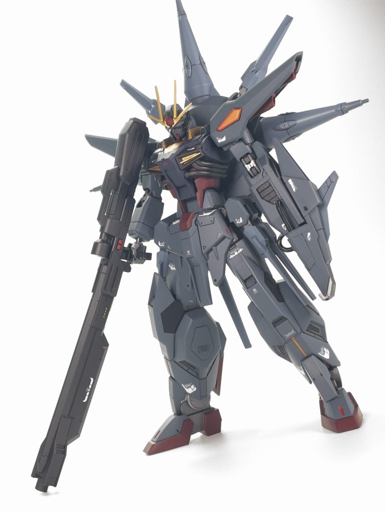 HG プロヴィデンスをベースに最新キットに見劣りしないようにプロポーションを調整しています。胸部は中をできるだけくりぬいてボールジョイント仕様のジャンクパーツの腹部を仕込みました。肩関節はインフィニットジャスティスのものを採用し、二の腕まで同キットを使用しているので肩は前上下に可動し、腕部は二重関節になりました。