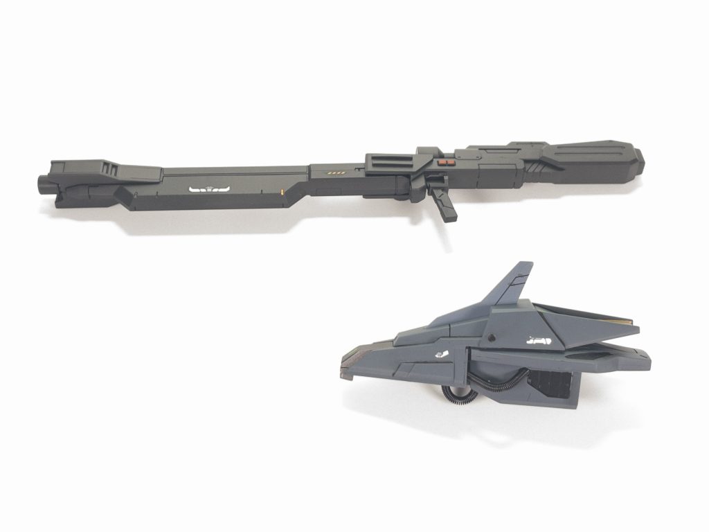 武器を盛るのではなく、既存の武器を強化する方が好みでしたので大型ライフルは中心から切断してジンクスのライフルをミキシング。複合兵装防盾システムは先端を切断してアメストフリのパーツを増設するようにミキシング。サーベル基部は先端に移植したのでビームサーベルも再現できます。ワイヤーでエネルギーチューブのようなものを再現しています。