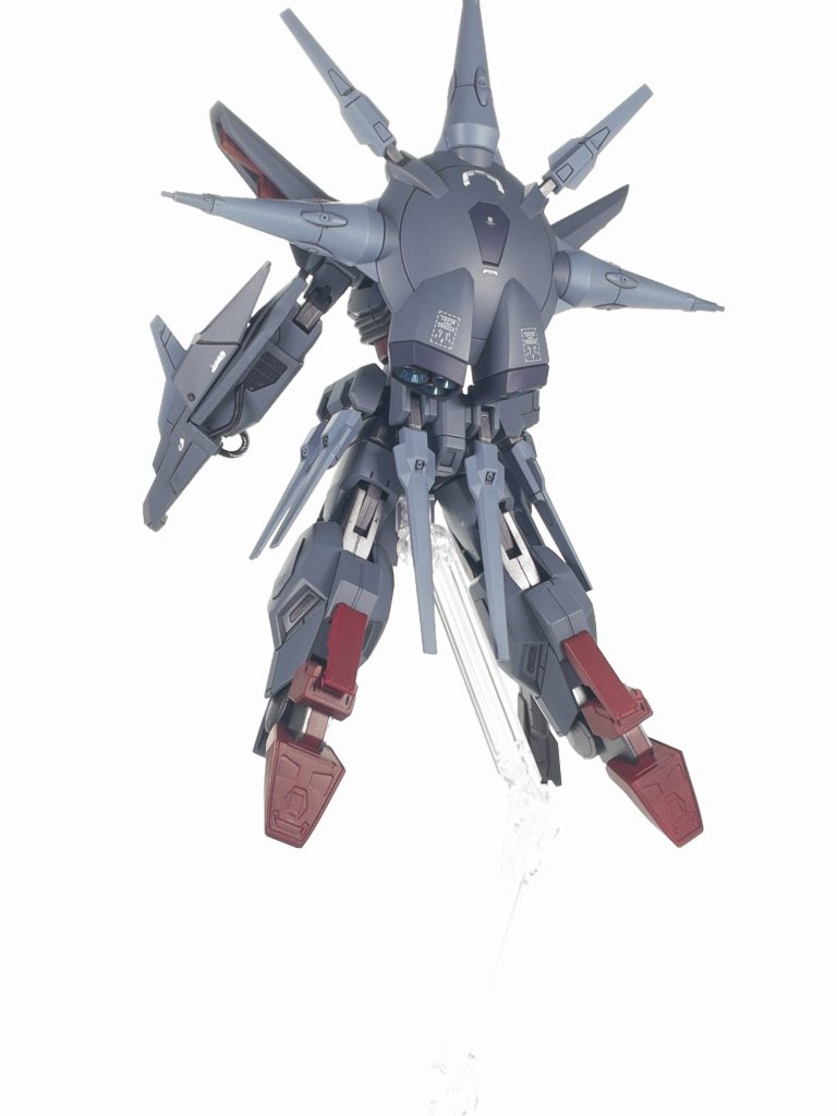 バックパックはキットのものを使用。脚部はAGE3オービタルを使用。スリッパはプロヴィデンスガンダムのものを切断して接続しています。腰関節も同様のものをプロヴィデンスのものを切り貼りしました。