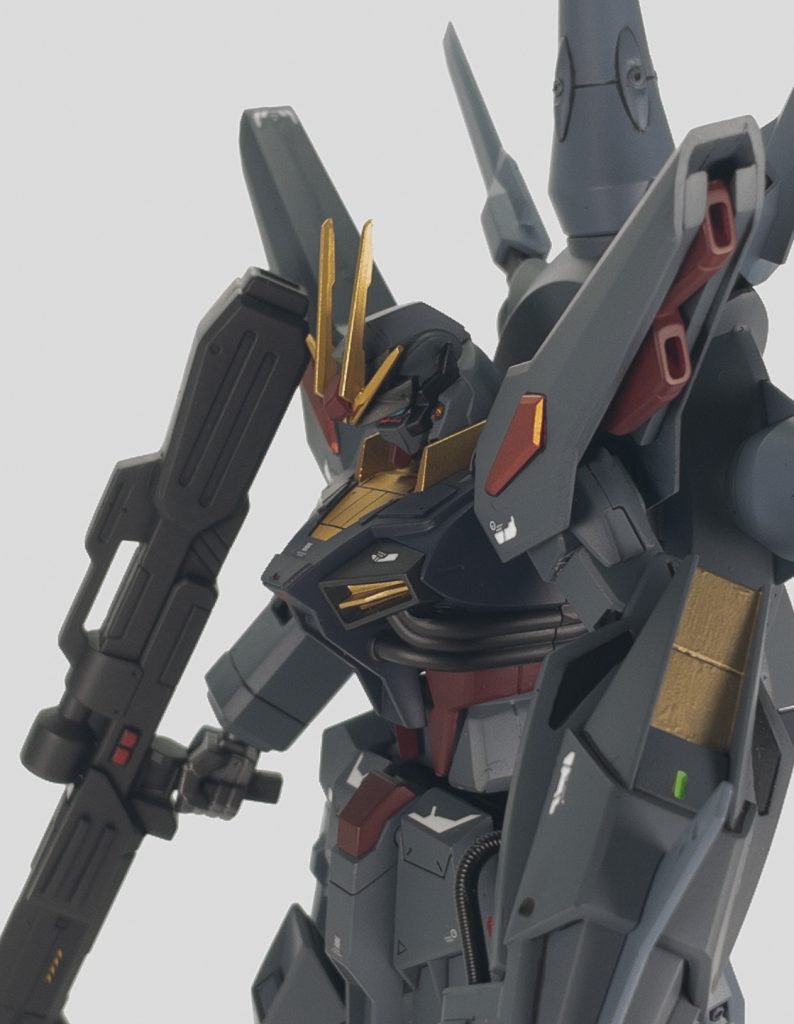 頭部は迫力が出るように4本アンテナをジャンクから採用し、フェイスパーツはOガンダムのものを移植しました。正直かなりイケメンになったと思います!