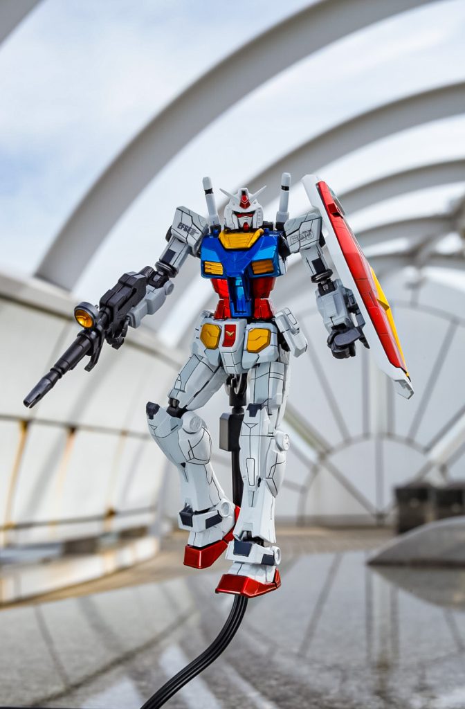 「アムロ、サイドHMに到着した!これよりコロニー内部に進入する!」