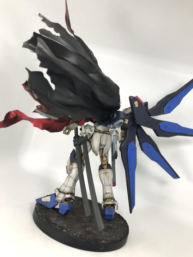 個人的に梱包紙などの紙を使用するより、マント初心者でも簡単に躍動感が出せると思いますが…プラペーパーを使用しているので…塗装には缶スプレーやエアブラシ推奨です筆塗りだと塗装面積が広いのと、塗料が乗りにくいので塗装しにくいかも？🤔しかし筆塗りの方がムラが良い感じになり、リアルなボロボロマントになるかもしれませんね😃