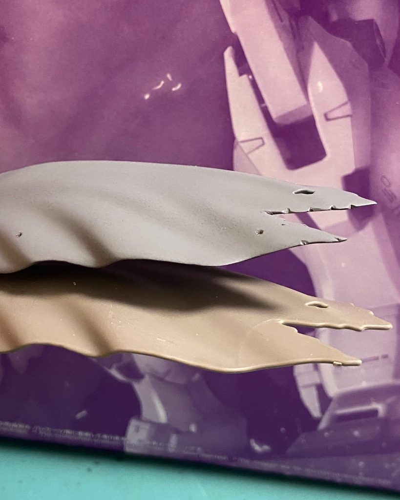 マントの途中経過。パーツ縁を薄く削り、切れ込みや傷を追加して行きます。