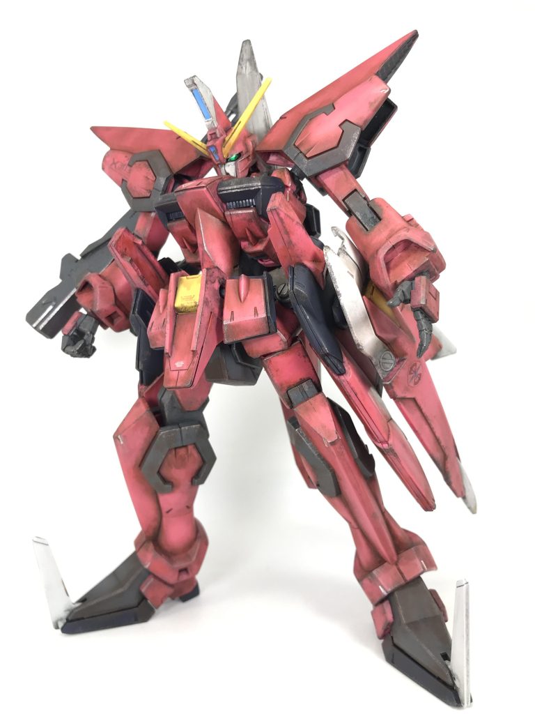 MGのイージスガンダムはかなりカッコいいと思いましたが…1/100は古いだけあってちょっと微妙かな?それでもSEEDの1/100旧キットの中ではかなり出来が良い方なのではないでしょうか差し替えなしで完全変形するようですし(面倒なので変形写真はありません🙄)コロナ前は中古で1500円くらいで売ってた記憶がありますね