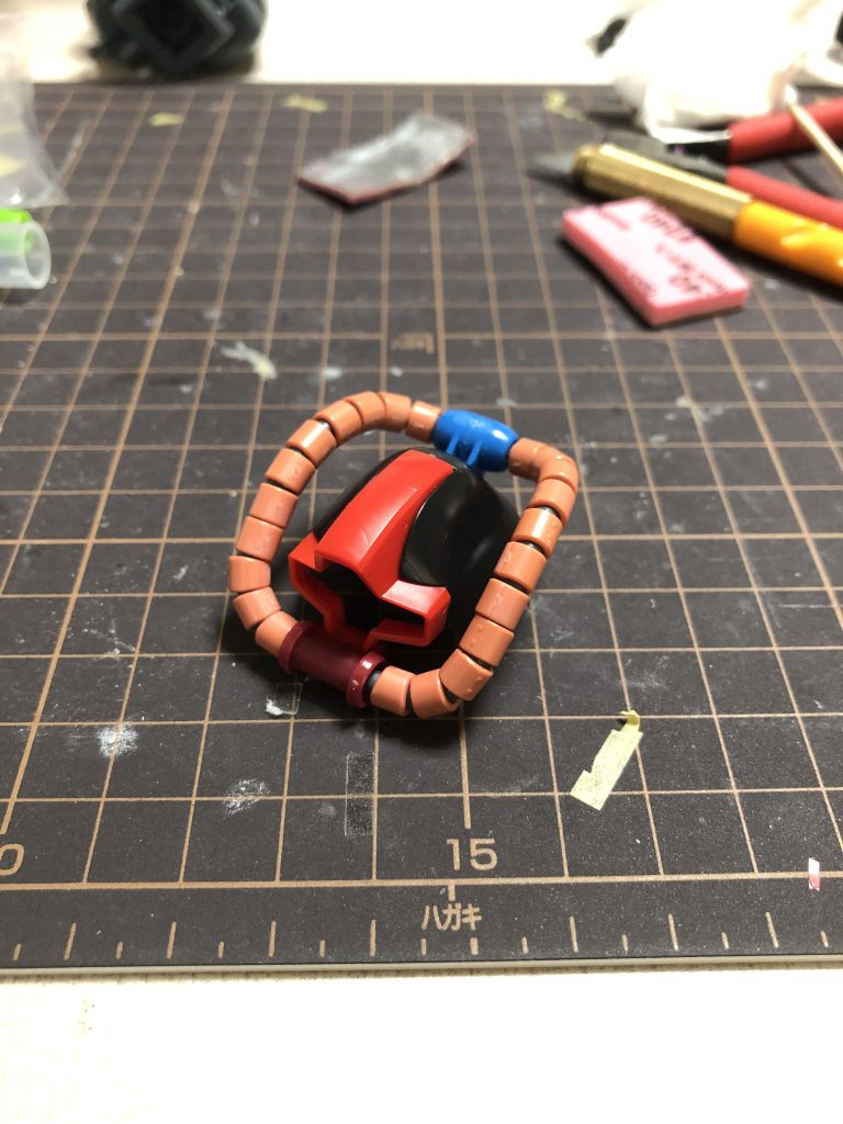 動力パイプを取り付け中。ザクmgの動力パイプと後頭部はグフmgを流用したら、しっくりした感じになりました！