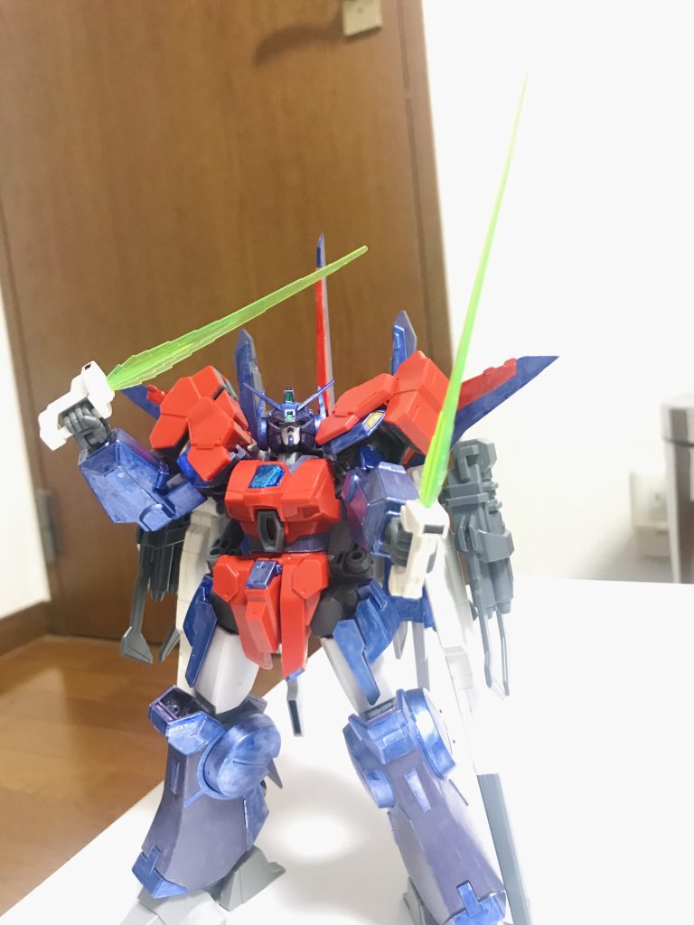 主な武装はビームピストル兼用の大型ビームソード圧倒的な推力を活かした近接格闘を得意としており高出力のビーム刃を形成することで相手を切り裂くビーム刃はガンダムXディバイダーから流用し拳は次元ビルドナックルズの大型サイズへと差し替えた