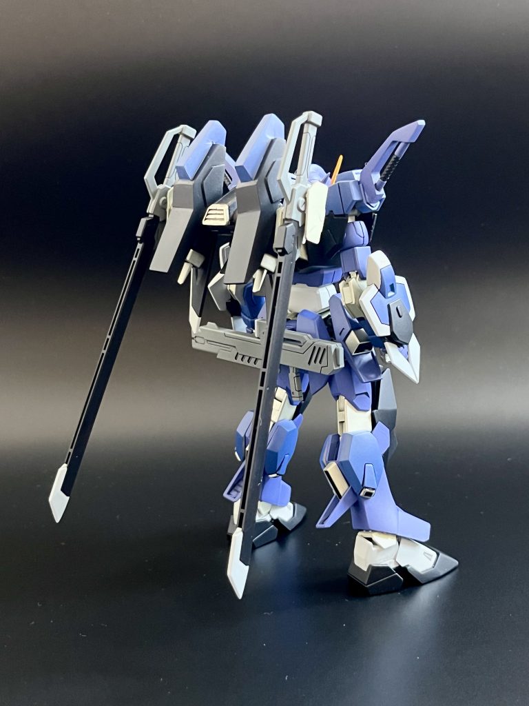 背面に試作型フライトユニットを装備しているので飛行可能。腰部には試作高エネルギービームライフルをマウントすることができる。脚部スラスタはルドラよスラスターにデザイン寄せてます。