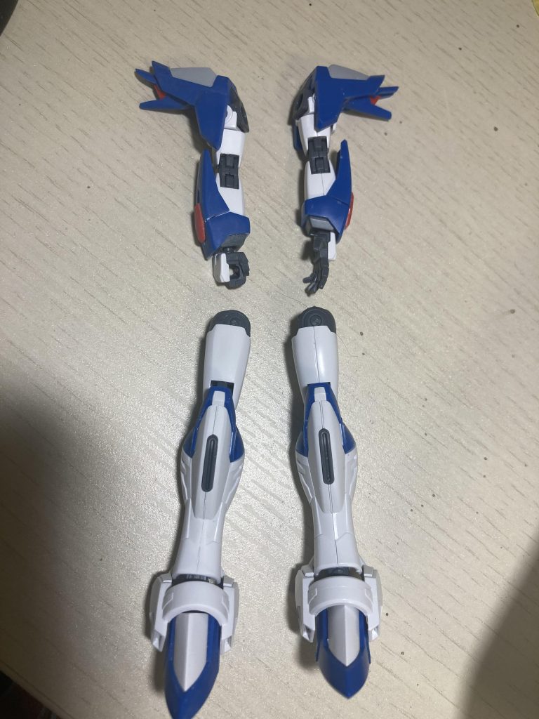 今回のこだわりは、右が加工前、左が加工後で、太ももや腕が丸みかかってたのを、ひたすらヤスリ角ばらせました