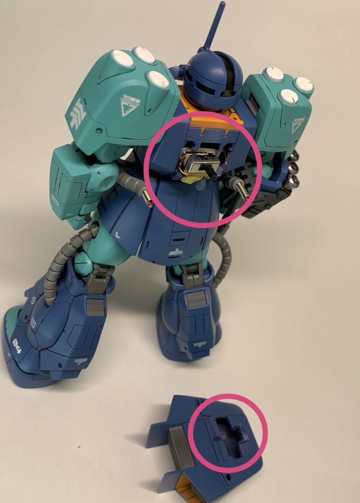 前回のドワッジと同様、電飾は電池ケースのスイッチをのみ使って加工しました。ランドセルを外してスイッチを入れる構造です。