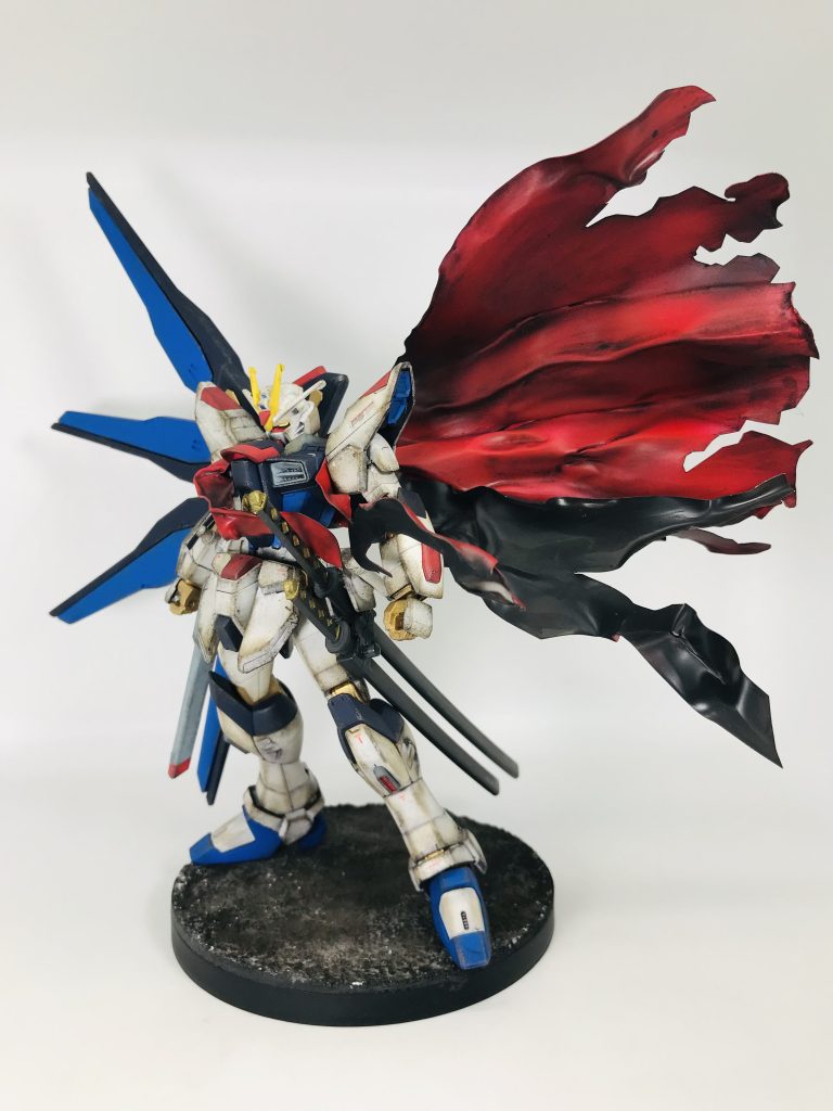 紙で作成したマントより高級感と躍動感がアップしている？🤔台座とマントのおかげでガンプラというより、どことなくフィギュアっぽい作品に仕上がったのではないでしょうか😃って…SEED映画に登場してたマイティーストライクフリーダム…刀装備してるけど…一度か抜刀してました？🥷あ…確認の為、見直したら使用してたわ…最高のNTRストーリーとラクスのエロスーツ、そしてまたもや回想されていたニコルの死亡シーンが印象的すぎて、抜刀したイメージがない…😅（笑）