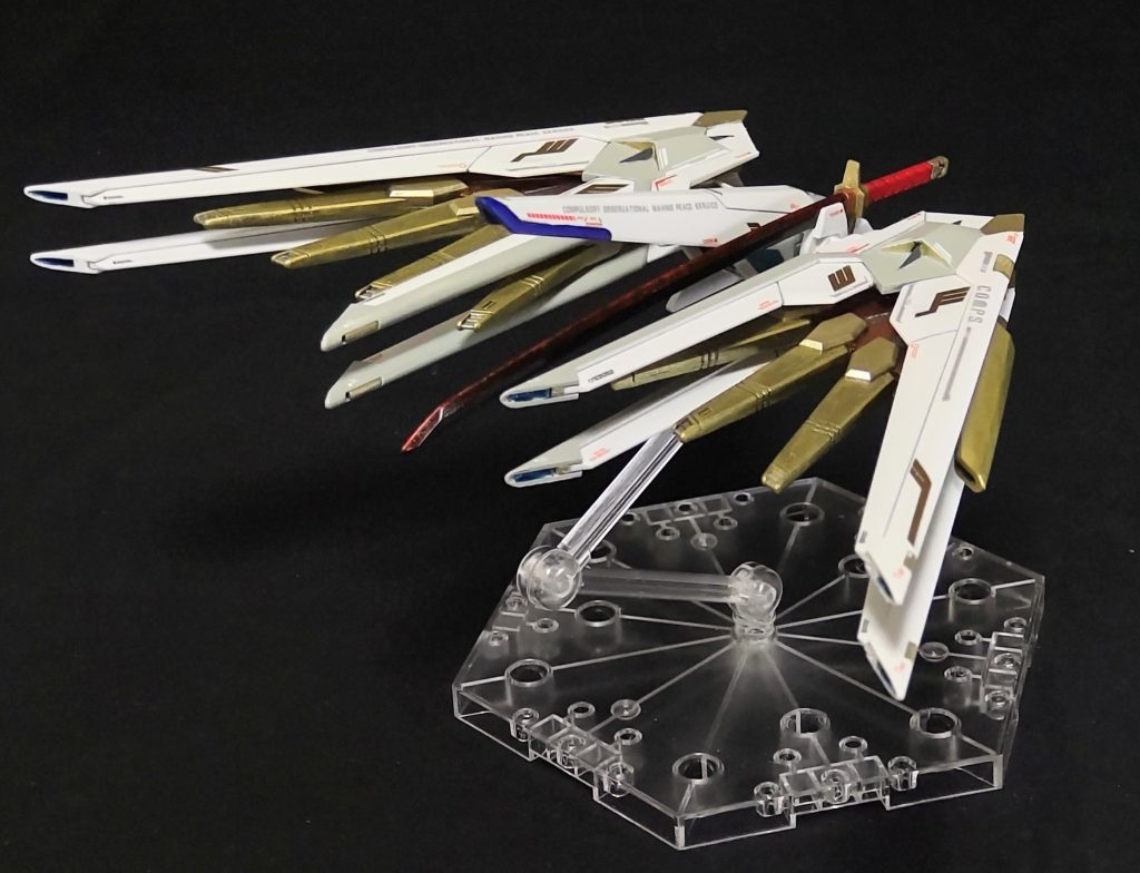 後ろこのアングルで見ると、結構ゴテゴテしてますね、ゼロカスタムと一緒で「どうやって飛ぶん🤔?」って思います。羽根の先端がスラスターだろうということでブルーメタリックで塗装😁。