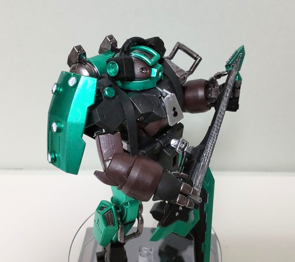 頭部ヘッドホンは余ったランナーと平たいバーニア 肩のシールドにはタコの吸盤っぽく小型のバーニアを付け 胸にはプラ板で作ったチャックのタグを接着しています