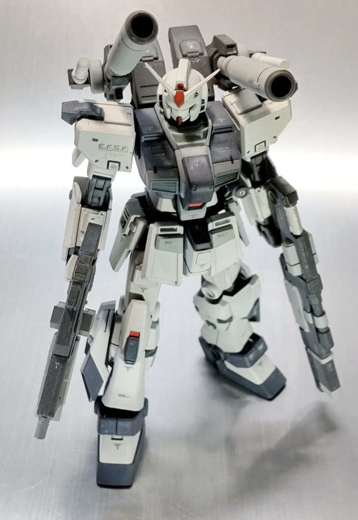 サーベルはキャノンの上から横に移動しました。上では届かないよね？あと胴が細いので左脇腹に銃っぽい物背中から出してみました。肩も未完成？版にデコレートしました。