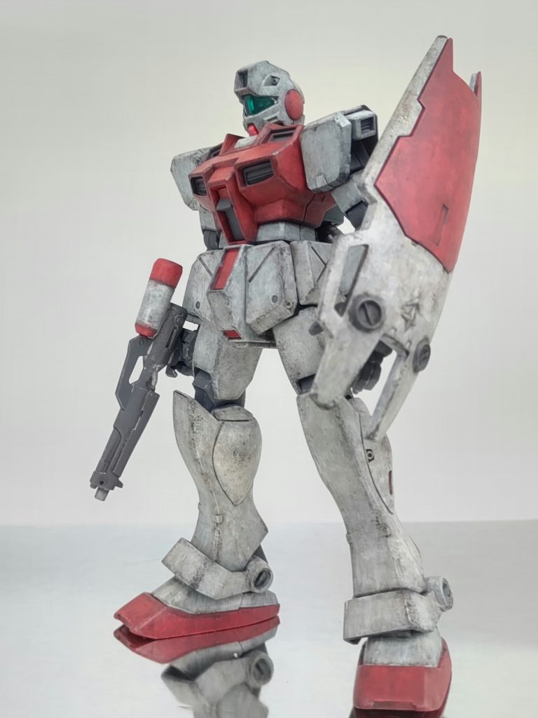 最近の何作か同様、水性ホビーカラーメインの筆塗り全塗装。胸をはって無改造(汗)。今回はメカサフヘビィ吹くのにイージーペインターを重い腰を上げて導入。メインの白: ガルグレー > グランプリホワイト赤: モンザレッド >サーモンピンク関節、武器はメカサフまま。バックパックだけジャーマングレー/グラウ。シールドの連邦マークの塗り分けは棄権です(弱)。箱の絵を見ながら塗ってたんですが、顎下の部分白だと思ったらグレーでしたね。まあいいや、これでも悪くない。あと手首の所も箱絵が構造的に解釈を間違っていてグレーになるところを白く塗ってしまいました、これはよくない。