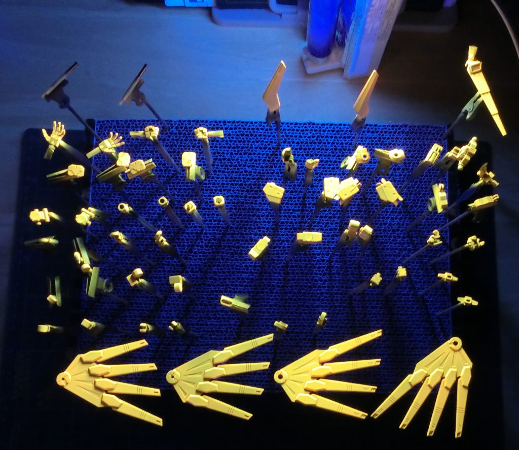 カラーレシピ白 GX1クールホワイト(クレオス)青 XHUG01エアリアルブルー90% + HCR1色ノ源シアン10%(水性ホビーカラー)黄 025 橙黄色(ガイアノーツ)赤 GX3ハーマンレッド(クレオス)黒 HUG07ファントムグレー(水性ガンダムカラー)グレー 072 ニュートラルグレーⅡ(ガイアノーツ)金 9ゴールド(クレオス)金コート 105蛍光イエロー70% + 106蛍光オレンジ30%(ガイアノーツ)蛍光ピンク(ライン) H99蛍光ピンク(水性ホビーカラー)蛍光青 101蛍光ブルー(ガイアノーツ)蛍光黄 105蛍光イエロー(ガイアノーツ)蛍光ピンク(ビームサーベル) 102蛍光ピンク(ガイアノーツ)