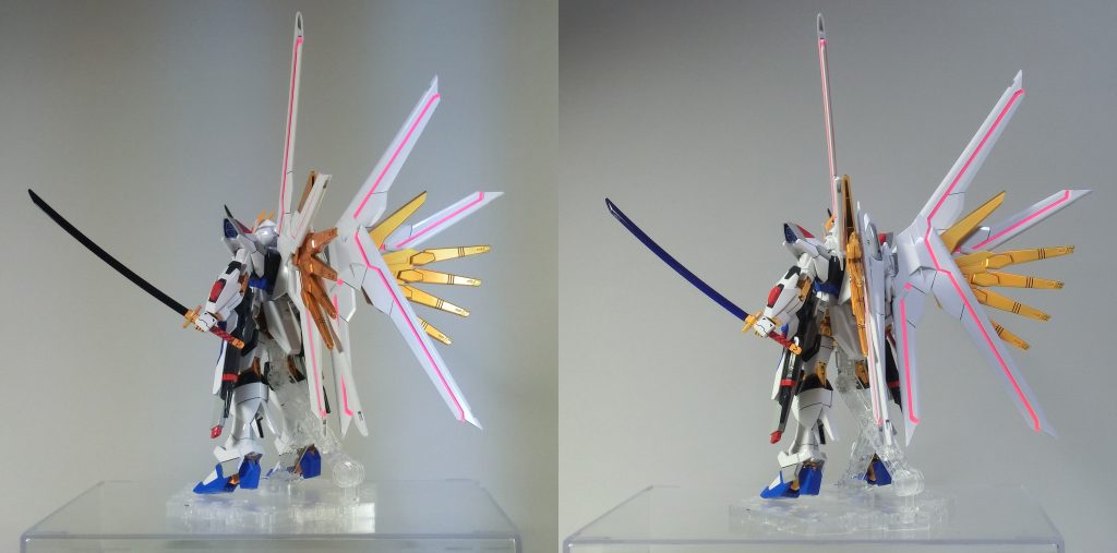 ななめ後ろ左:通常照明下右:ブラックライト下