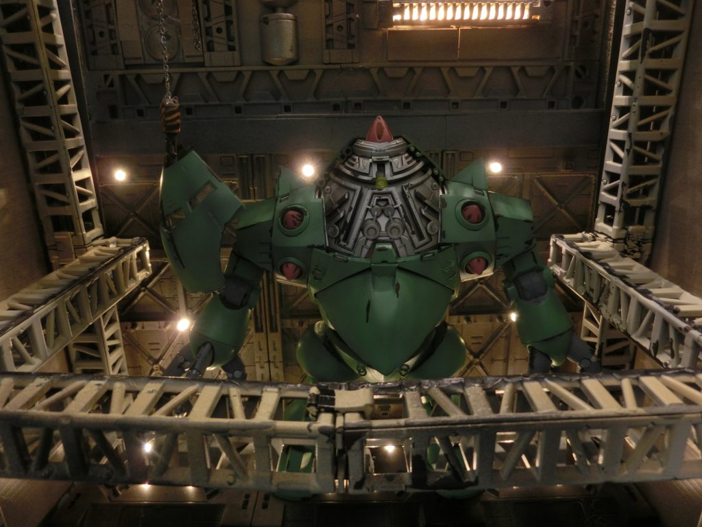 結構古いキットですが、内部構造までしっかりできてます。定番のドックで撮影です。